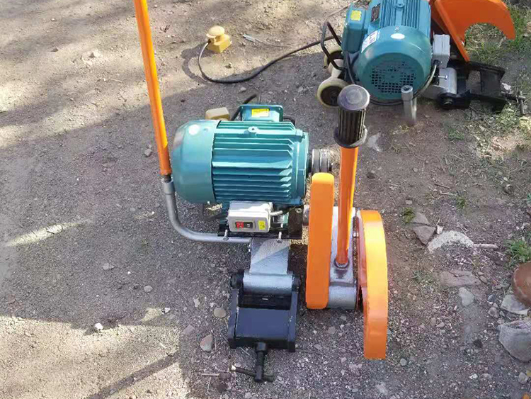 DQG-4型電(dian)動鋼軌(gui)鋸軌機(jī)
