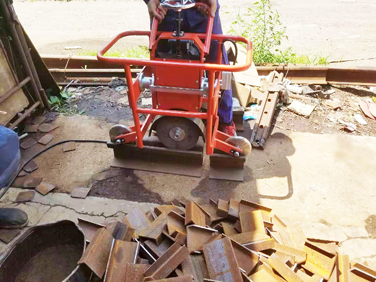 FMG-3.0型内燃槽型(xíng)軌仿形打磨(mó)機