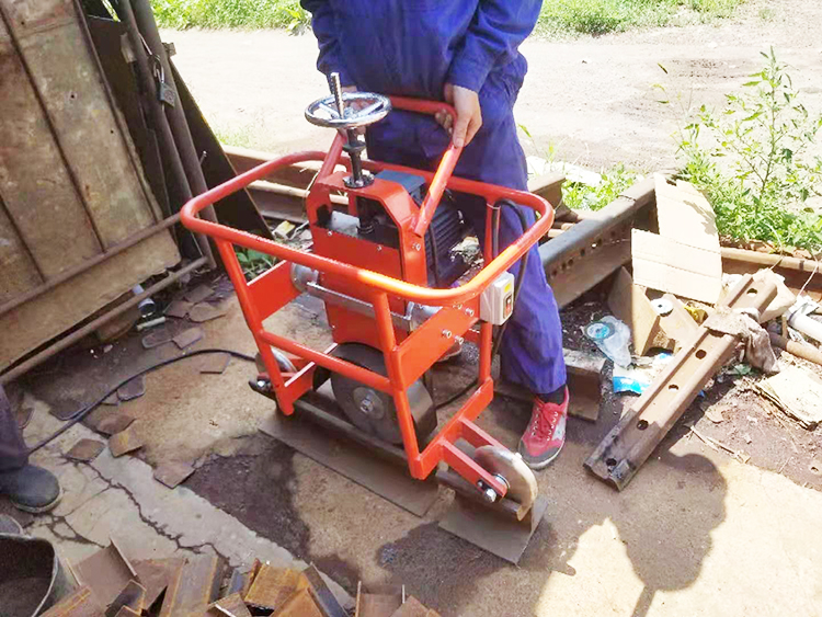 FMG-3.0型内燃槽(cáo)型軌仿形打(da)磨機